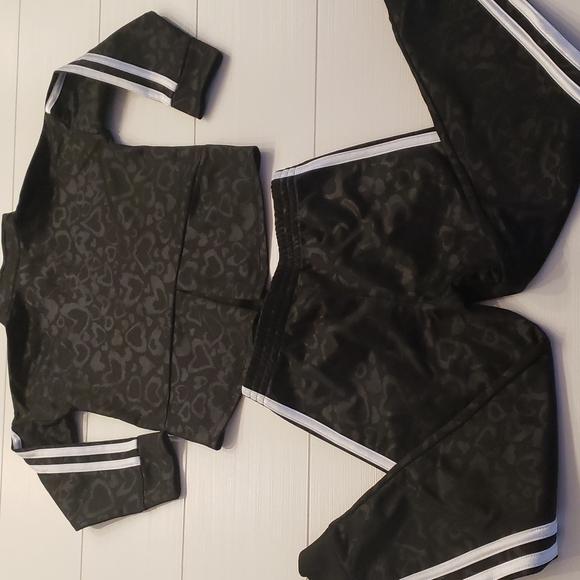 Addidas black set with subtle heart prints sz 5 - Picture 7 of 8